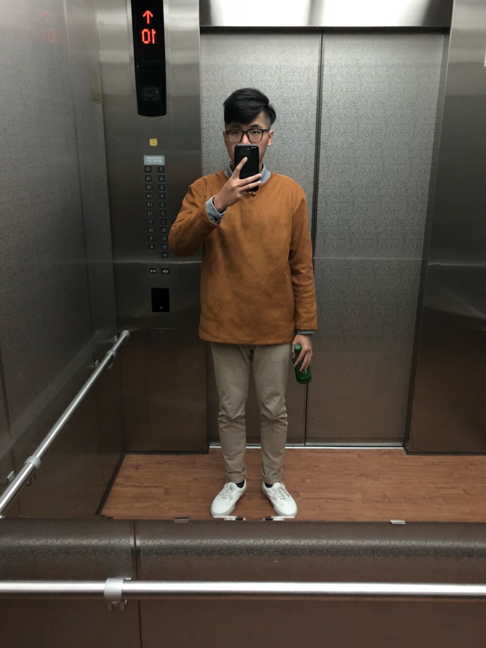 「ootd」｜「grnのアイテム（Tシャツ/カットソー、ブラウン系）」を使った、謝慶潭 Jim Hsieh さん（メンズ・178cm）の冬コーディネートの1枚目の写真