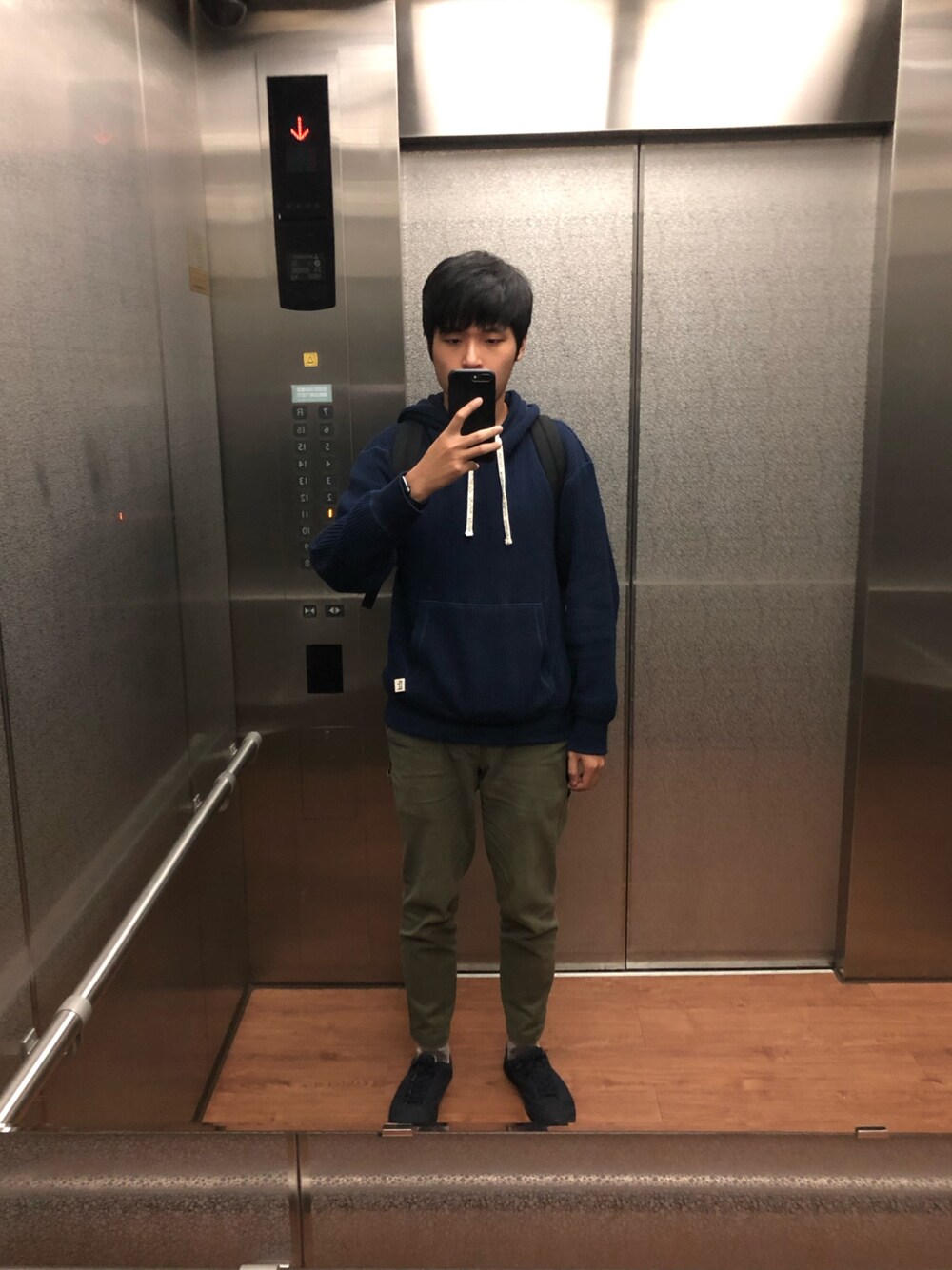 「ootd、prfm」｜「パフュームのアイテム（ニット/セーター、ブルー系）」を使った、謝慶潭 Jim Hsieh さん（メンズ・178cm）の秋コーディネートの1枚目の写真