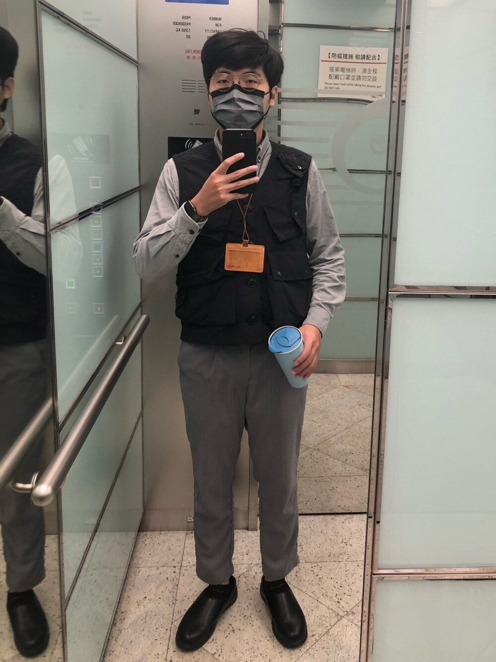 「ootd、Tapei101」｜「COPのアイテム（チノパンツ、グレー系）」を使った、謝慶潭 Jim Hsieh さん（メンズ・179cm）の冬コーディネートの1枚目の写真