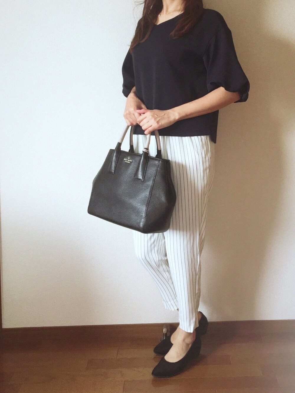 「きちんとスタイル、ビジネススタイル、黒パンプス、バルーンスリーブ、通勤コーデ」｜「kate spade new yorkのLARK STREET MADDIE（ハンドバッグ、ブラック系）」を使った、naoPiさん（レディース・157cm）の夏コーディネートの1枚目の写真