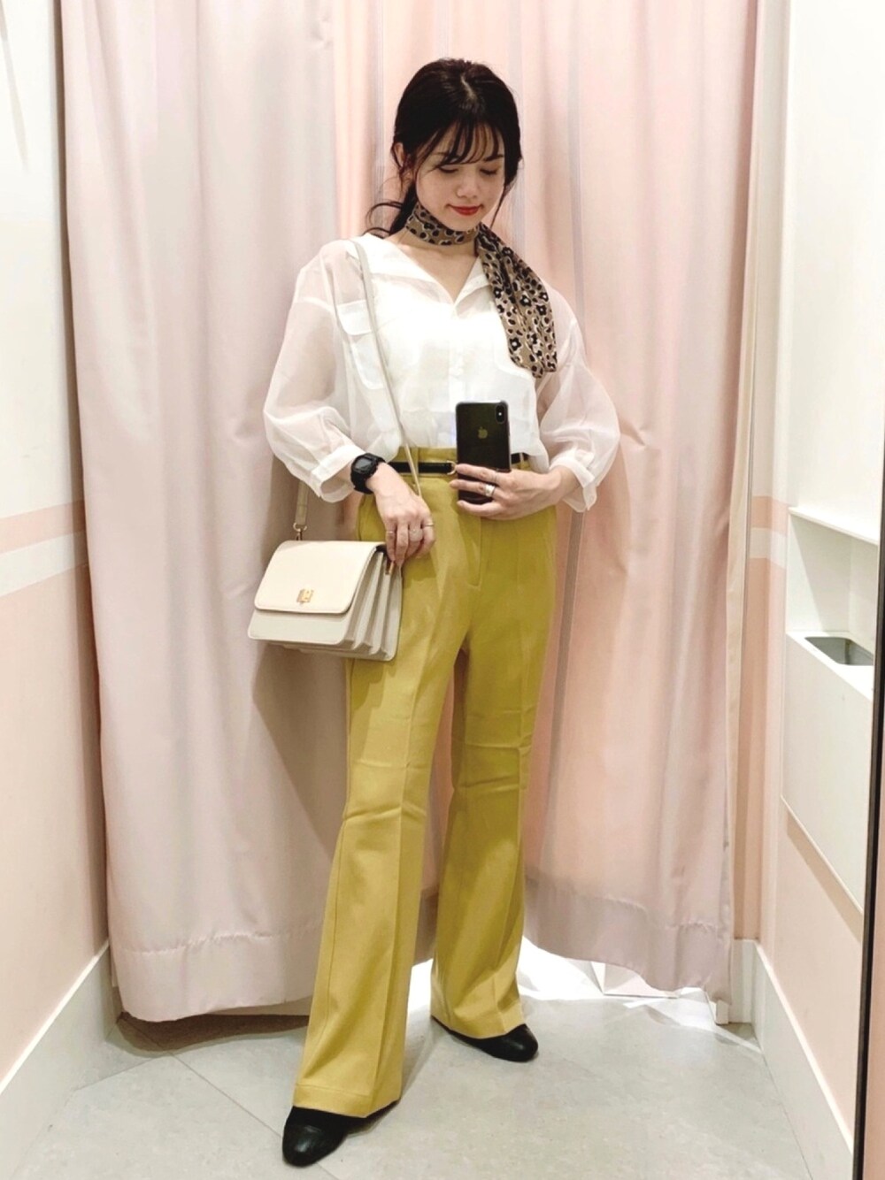 「ウエストマーク、フレアパンツ、シースルー、ボリューム袖、秋服準備はじめました、スカーフ、マスタード、スタッフセンバツ」｜「Heatherのオーガンジーシアーシャツ　892133（シャツ/ブラウス、ホワイト系）」を使った、Sachiyoさん（レディース・154cm）の夏コーディネートの1枚目の写真