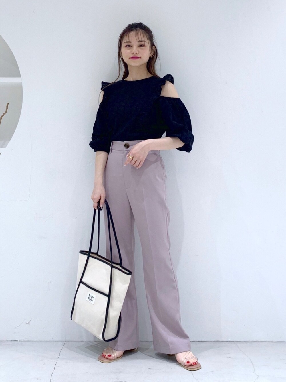 「大人カジュアル、春カラースタイル、低身長コーデ、着回しコーデ、大人女子、キレイめ、お花見、顔面最強ブラウス、カラーパンツ、へザー」｜「Heatherの【顔面最強ブラウス】コットンレースフリルブラウス（5分袖）_942526（シャツ/ブラウス、ブラック系）」を使った、Sachiyoさん（レディース・154cm）の春コーディネートの1枚目の写真