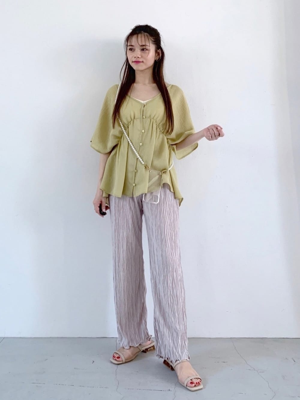 「大人カジュアル、きれいめカジュアル、オトナ女子、低身長コーデ、キレイめ、へザー、フレアパンツ、ゆるコーデ、春コーデ、グリーン」｜「Heatherの【こなれ】ＢＡＣＫデザインブラウス（半袖）　942903（シャツ/ブラウス、グリーン系）」を使った、Sachiyoさん（レディース・154cm）の春コーディネートの1枚目の写真