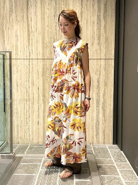 「アイテム（サンダル、ゴールド系）」を使った、DRESSTERIORさん（レディース・168cm）の春コーディネート