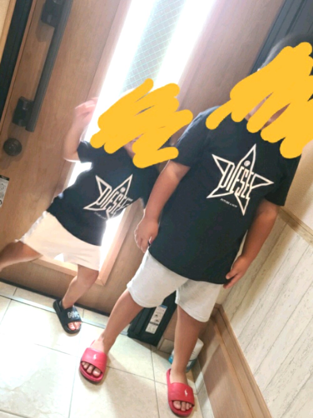 「兄弟コーディネート、きょうだいコーデ、きょうだい、兄弟、男の子、男の子コーデ、男の子ファッション、キッズコーデ、キッズファッション」｜「H&Mのアイテム（その他パンツ、グレー系）」を使った、M&Rmamaさん（キッズ・121cm）の夏コーディネートの1枚目の写真