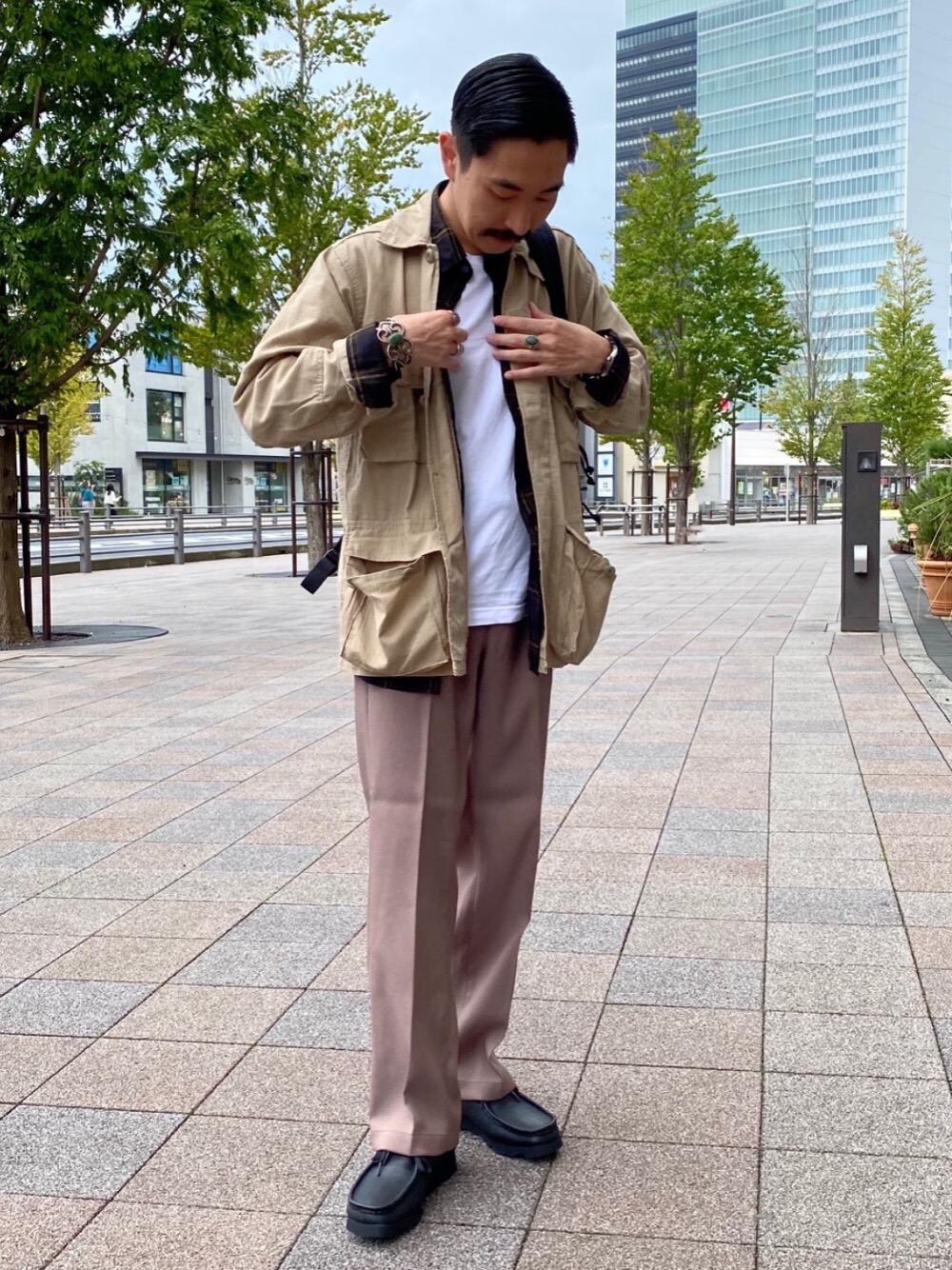 「HANESの別注 [ ヘインズ ] SC HANES GLR 2パック JPN/F クルーネック Tシャツ（Tシャツ/カットソー、ホワイト系）」を使った、伊藤　貴広さん（メンズ・163cm）の秋コーディネートの1枚目の写真