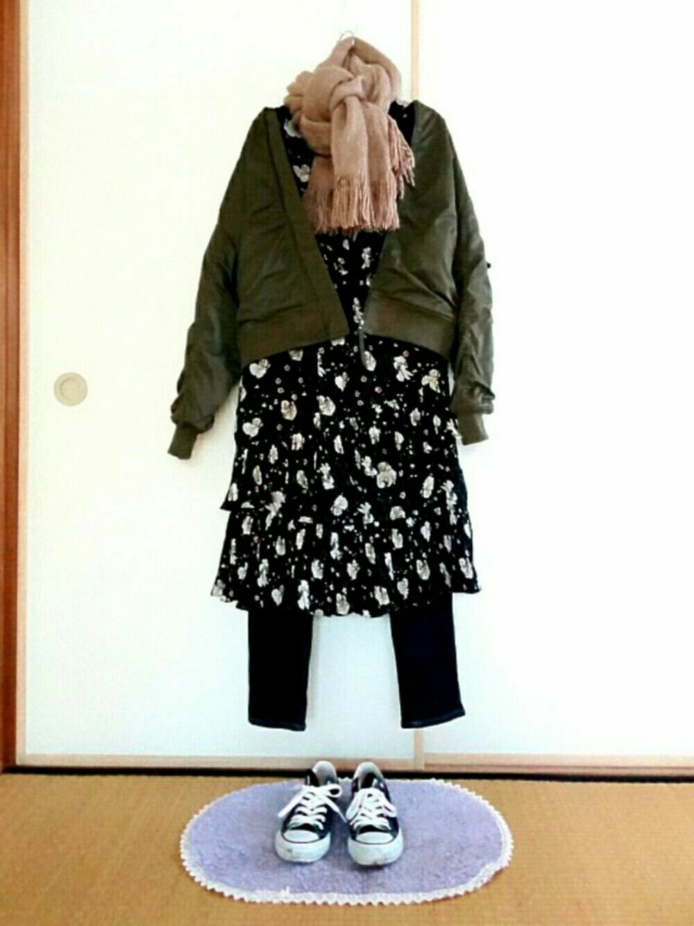 ブラック系のワンピース、ブラック系のスニーカー、グリーン系のMA-1を着用したレディースの秋コーディネートの1枚目の写真