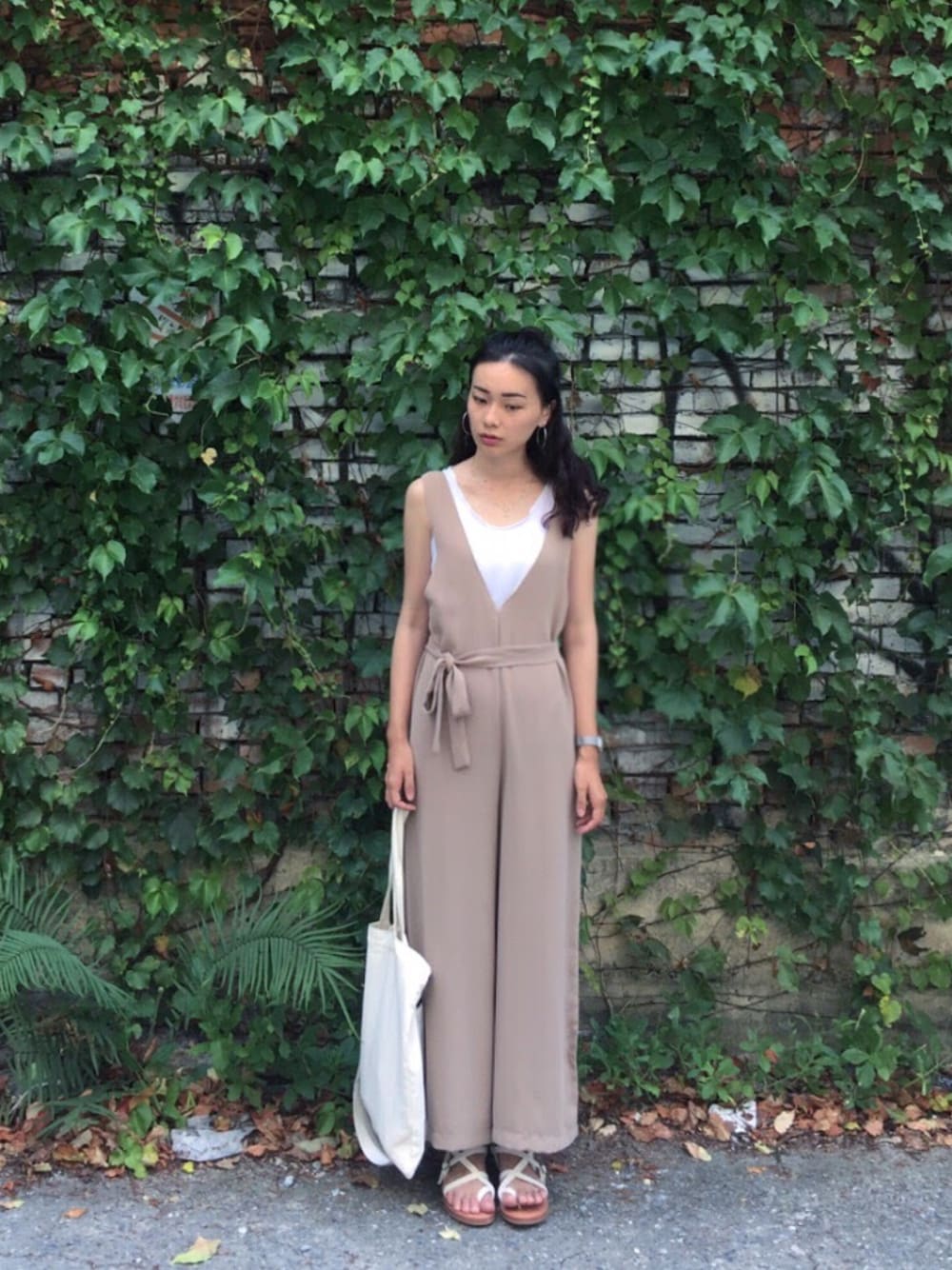 「5のアイテム（ベスト、ホワイト系）」を使った、Swan Duさん（レディース・166cm）の夏コーディネートの1枚目の写真