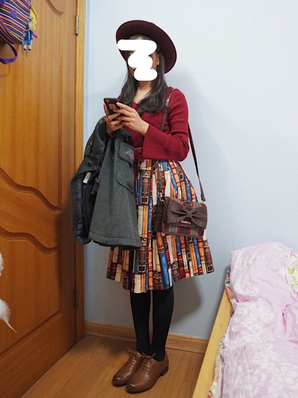 「休日スタイル、大人カジュアル、秋冬コーデ、girl、UNIQLO、clarks、classic」｜「UNIQLOのアイテム（ハット、レッド系）」を使った、steadyさん（レディース・163cm）の秋コーディネートの1枚目の写真