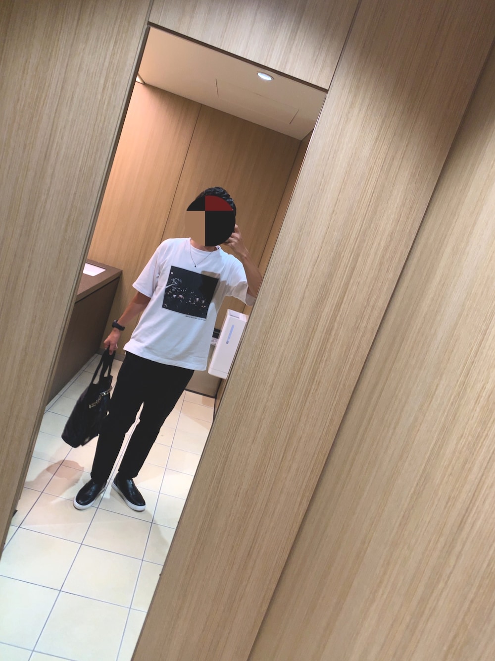 「モノトーンコーデ」｜「Burnerの【BURNER】anhpy ビックシルエットフォトTシャツ（Tシャツ/カットソー、ホワイト系）」を使った、🎖🐢🎖さん（メンズ・175cm）の秋コーディネートの1枚目の写真