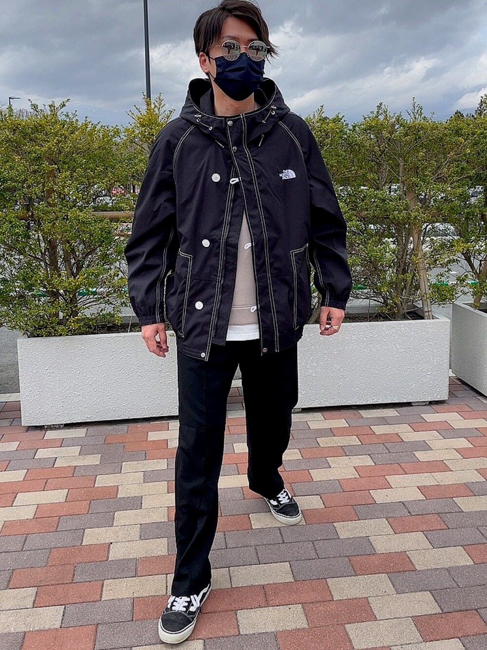 「春めきシューズ、休日スタイル、カジュアル、マウンテンパーカー、バンズ、サングラス、ノースフェイス」｜「THE NORTH FACE PURPLE LABELの＜THE NORTH FACE PURPLE LABEL＞ EX for monkey time 65/35 MTPK/マウンテンパーカ □□（マウンテンパーカー、ブラック系）」を使った、🎖🐢🎖さん（メンズ・175cm）の春コーディネートの1枚目の写真