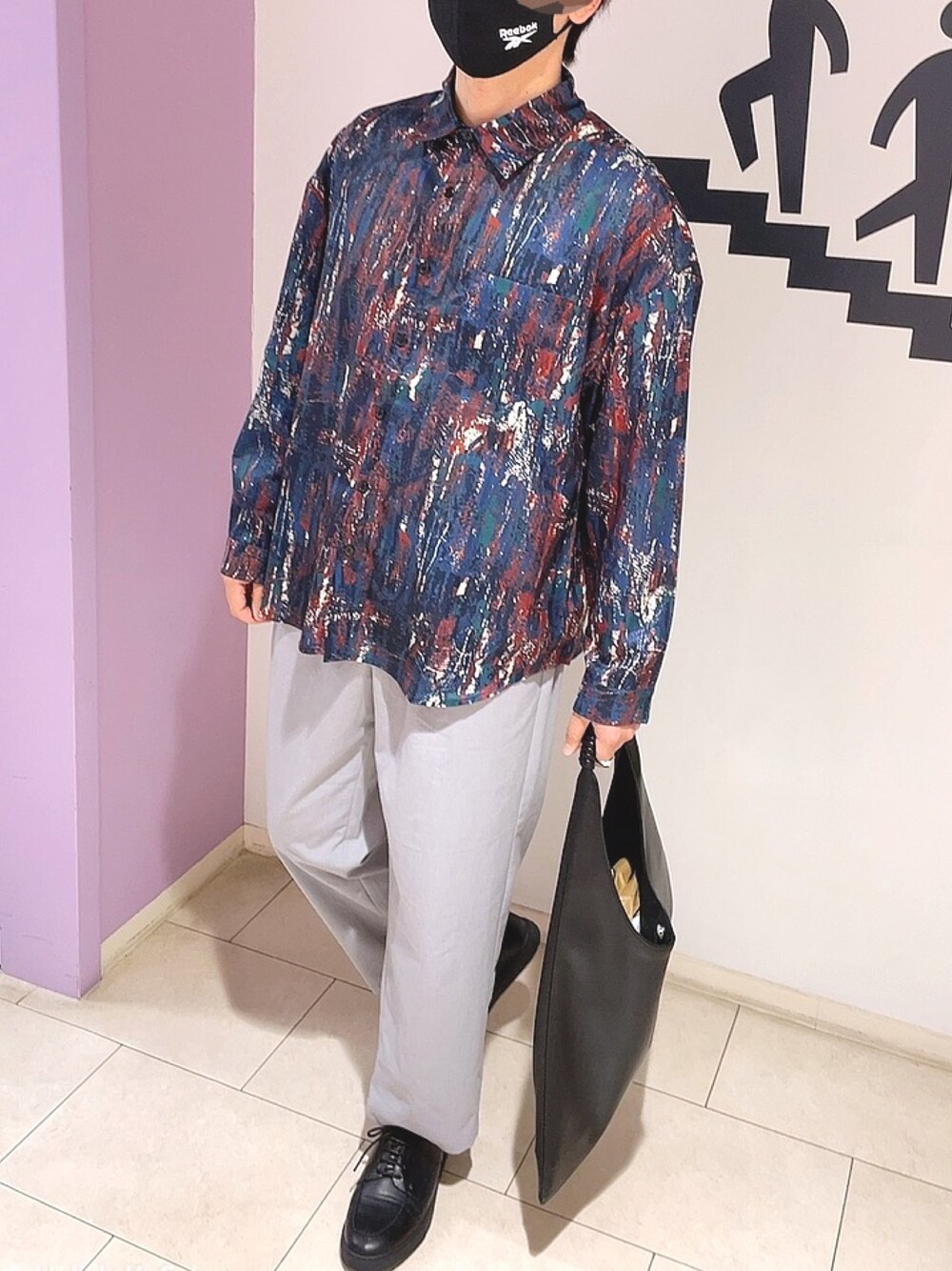 「休日スタイル、柄シャツ、ビッグシルエット、シャツスタイル、ワイドパンツ」｜「ADPOSIONのUSEDライク ロングスリーブシャツ / 長袖シャツ（シャツ/ブラウス、ブルー系）」を使った、🎖🐢🎖さん（メンズ・175cm）の春コーディネートの1枚目の写真