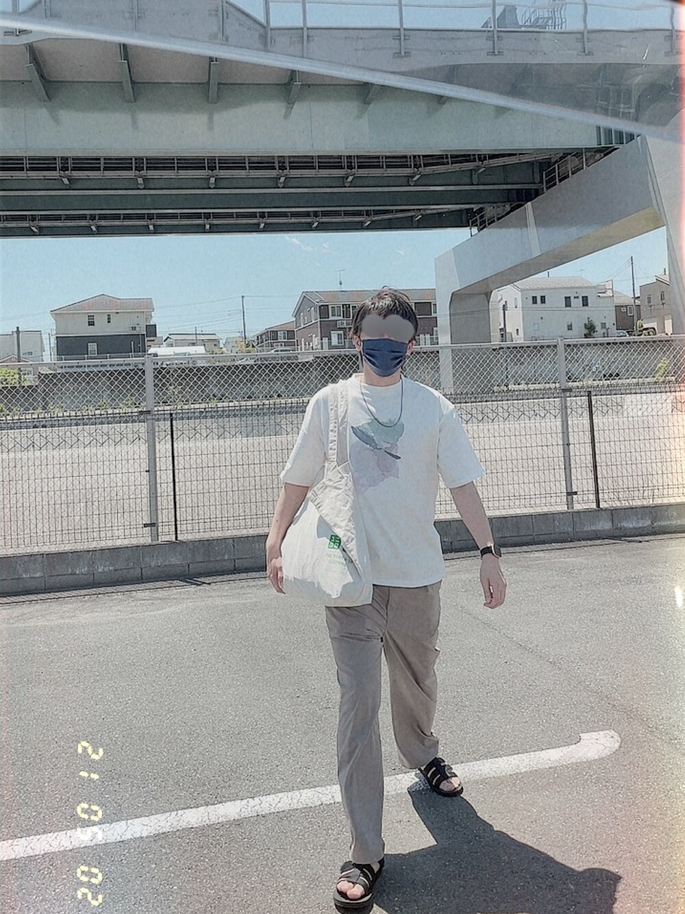 「休日コーデ、シンプル、ゆるコーデ、サンダル」｜「WYM LIDNMの【WYM LIDNM】ART GRAPHIC-TEE/カットソー（Tシャツ/カットソー、ホワイト系）」を使った、🎖🐢🎖さん（メンズ・175cm）の春コーディネートの1枚目の写真