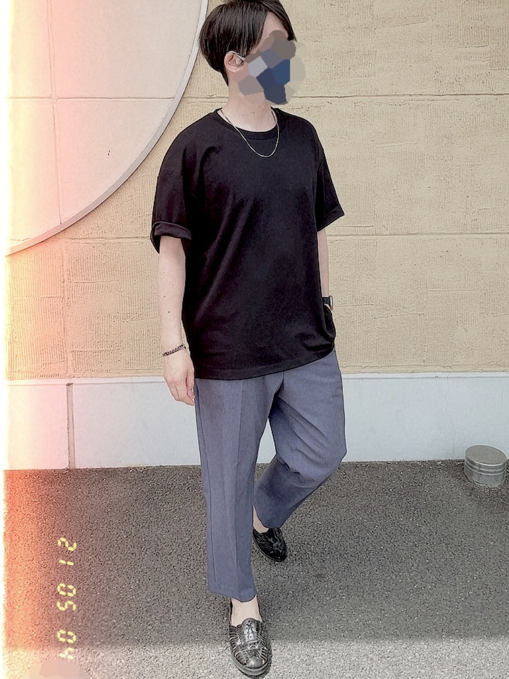 「GU、サンダル、シンプル、ブラック、ワイドパンツ、ゆるコーデ、夏コーデ、今日のコーデ」｜「GUのアイテム（Tシャツ/カットソー、ホワイト系）」を使った、🎖🐢🎖さん（メンズ・175cm）の春コーディネートの1枚目の写真