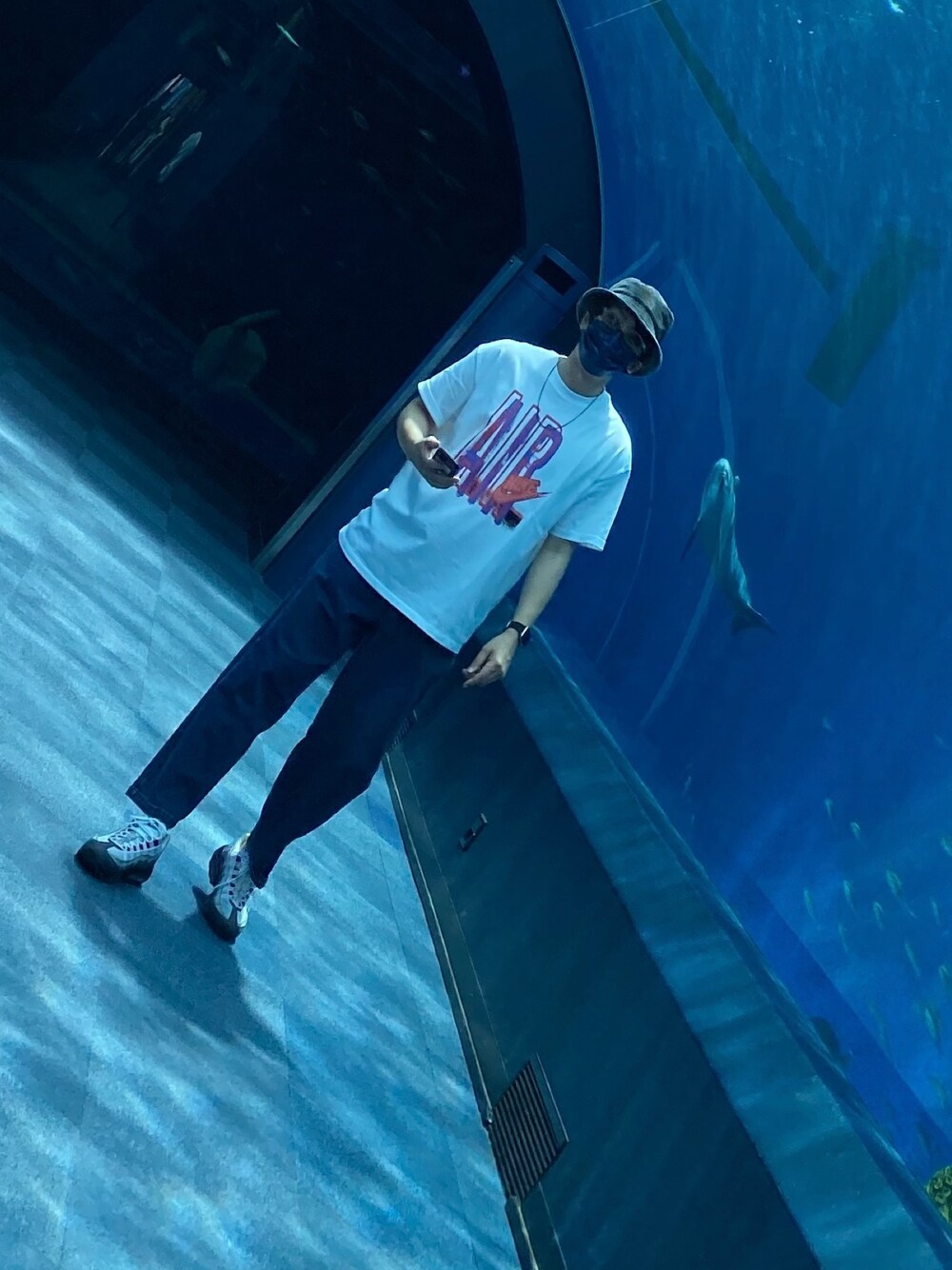 「NIKE、NIKE AIR MAX、休日スタイル、カジュアルコーデ、デニムパンツ、ワイドパンツ」｜「NIKEのNIKE MENS TEE DNA AIR LOOSE FIT / ナイキ エア ルーズ フィット Tシャツ【SP】（Tシャツ/カットソー、ホワイト系）」を使った、🎖🐢🎖さん（メンズ・175cm）の春コーディネートの1枚目の写真