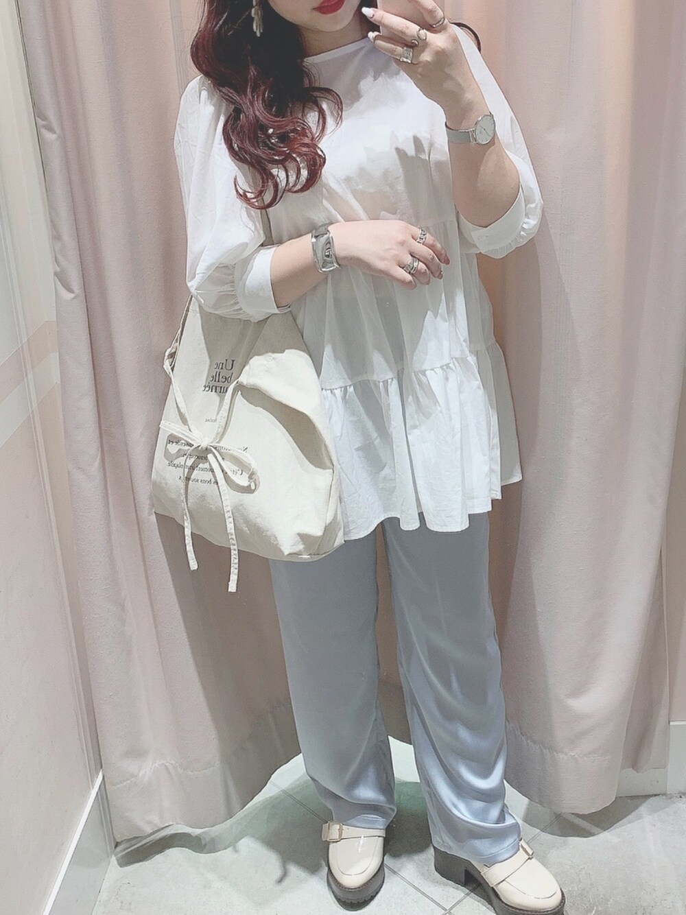 ブルー系のその他パンツ、ホワイト系のトートバッグ、ホワイト系のシャツ/ブラウスを着用したレディースの春コーディネートの1枚目の写真