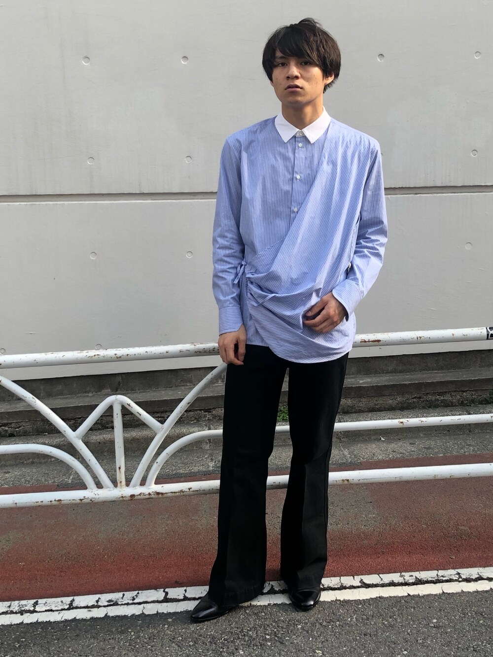 「hatraのアイテム（シャツ/ブラウス、ブルー系）」を使った、フクダさん（メンズ・175cm）の春コーディネートの1枚目の写真