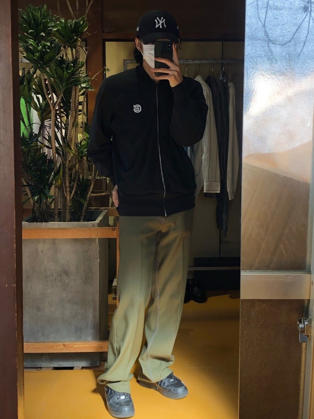 「GOODENOUGHのアイテム（ジャケット/アウター、ブラック系）」を使った、フクダさん（メンズ・175cm）の春コーディネートの1枚目の写真
