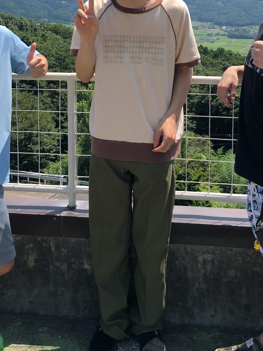 「夏、エイプ、DAIRIKU」｜「A BATHING APEのアイテム（Tシャツ/カットソー、ベージュ系）」を使った、フクダさん（メンズ・175cm）の夏コーディネートの1枚目の写真