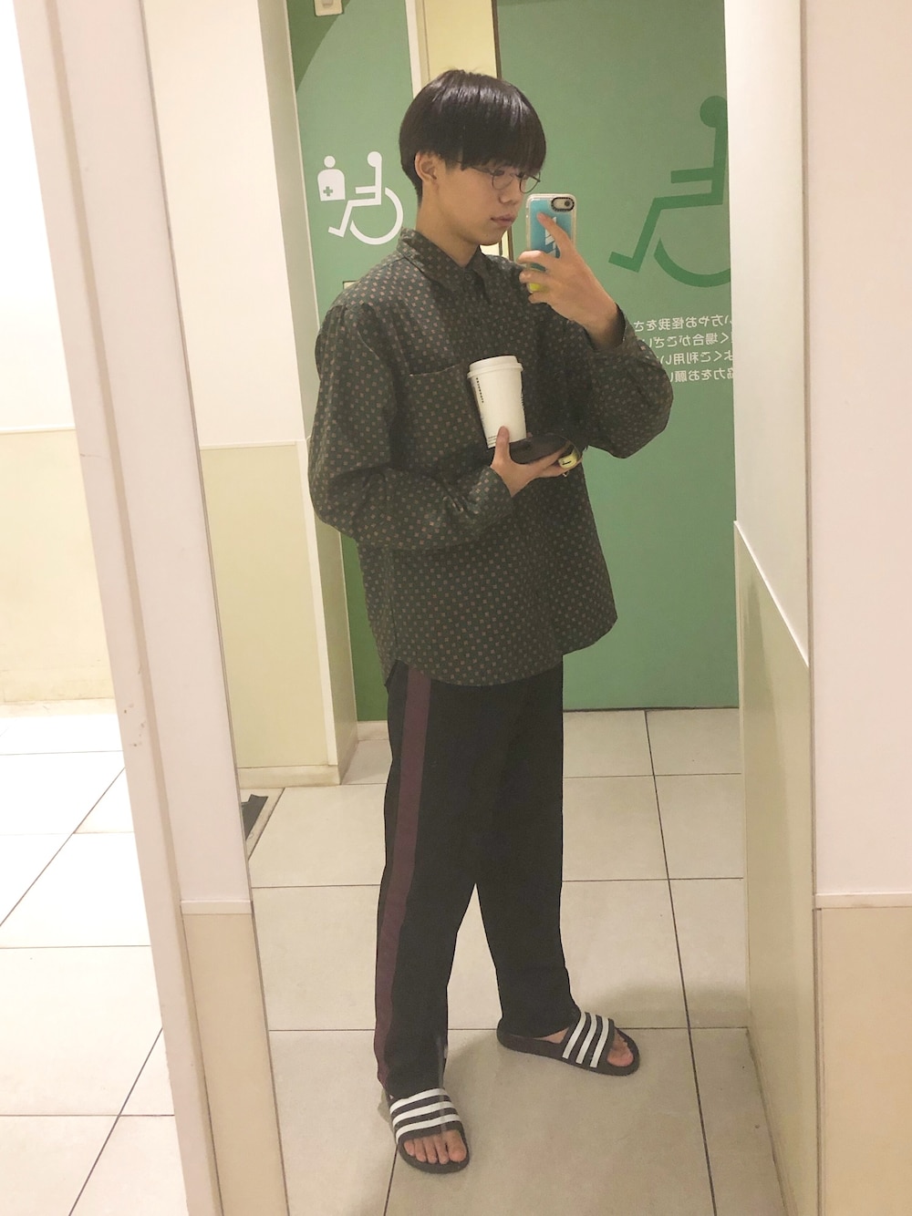 「柄シャツ、ラインパンツ、ゆるコーデ、Yシャツ、今日のコーデ、大人カジュアル、大学生、メガネ男子、マッシュ男子、お洒落さんとつながりたい」｜「barkers ?のアイテム（シャツ/ブラウス、グリーン系）」を使った、くーりっしゅさん（メンズ・169cm）の夏コーディネートの1枚目の写真