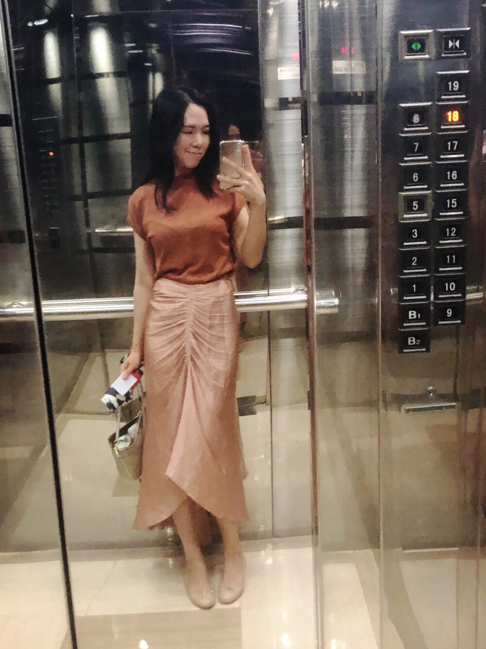 「COACHのアイテム（バッグ、ベージュ系）」を使った、rabbitさん（レディース・165cm）の夏コーディネートの1枚目の写真