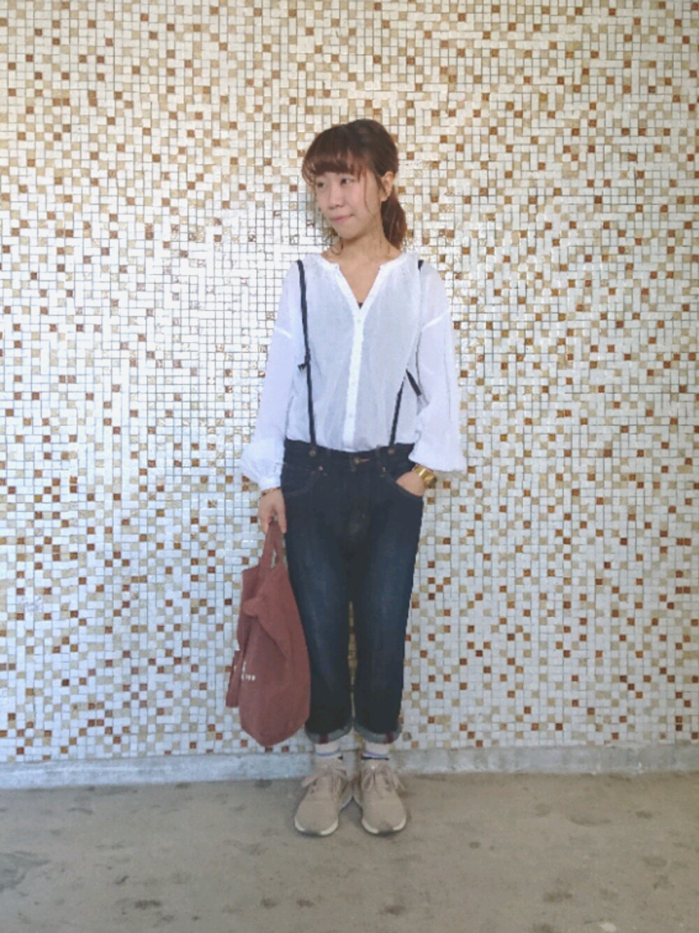 ブルー系のデニムパンツ、ホワイト系のシャツ/ブラウス、ブラウン系のトートバッグを着用したレディースの春コーディネートの1枚目の写真