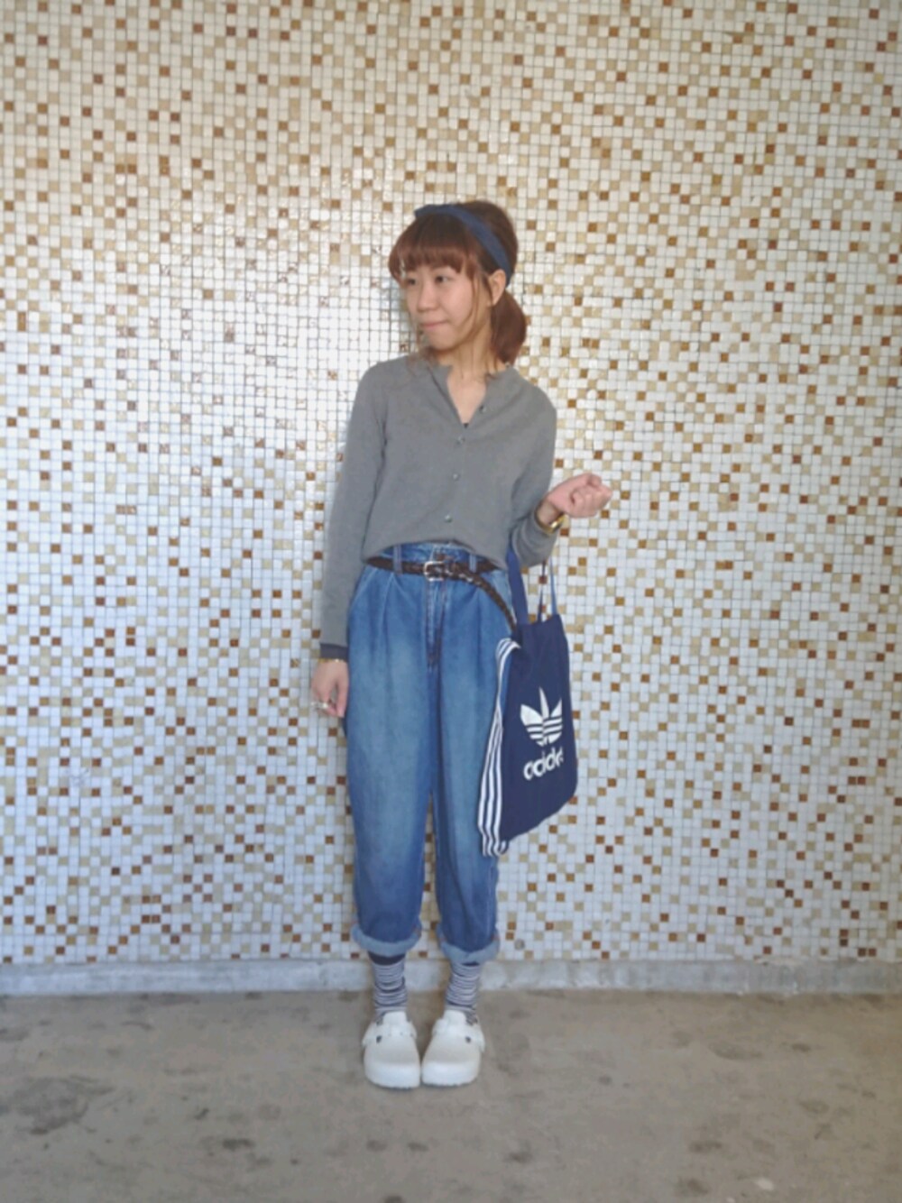 「グレー、古着、ゆるコーデ、デニム、ビッグシルエット、アディダス、靴下 × サンダル、ヘアバンド、トートバッグ、GU」｜「GUのアイテム（ヘアバンド、ブルー系）」を使った、ball619さん（レディース・158cm）の春コーディネートの1枚目の写真