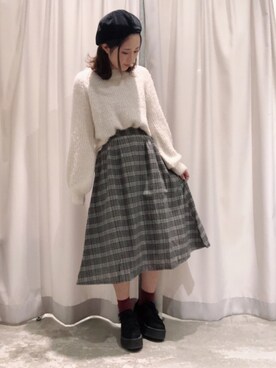 「白ニット」｜「アイテム（スカート、グレー系）」を使った、さ と う ☺︎さん（レディース・159cm）の秋コーディネート