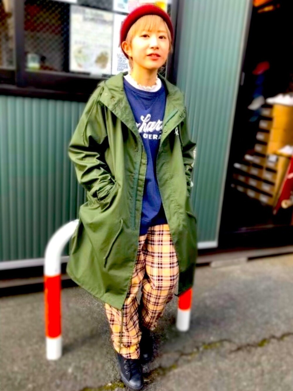 「モデル気分、スケータースタイル、丘スケーター、brixton、Honeys、carhartt、クックマン、コンバース、チェックパンツ」｜「BRIXTONのHEIST BEANIE（ニットキャップ/ビーニー、レッド系）」を使った、なったかさん（レディース・150cm）の春コーディネートの1枚目の写真