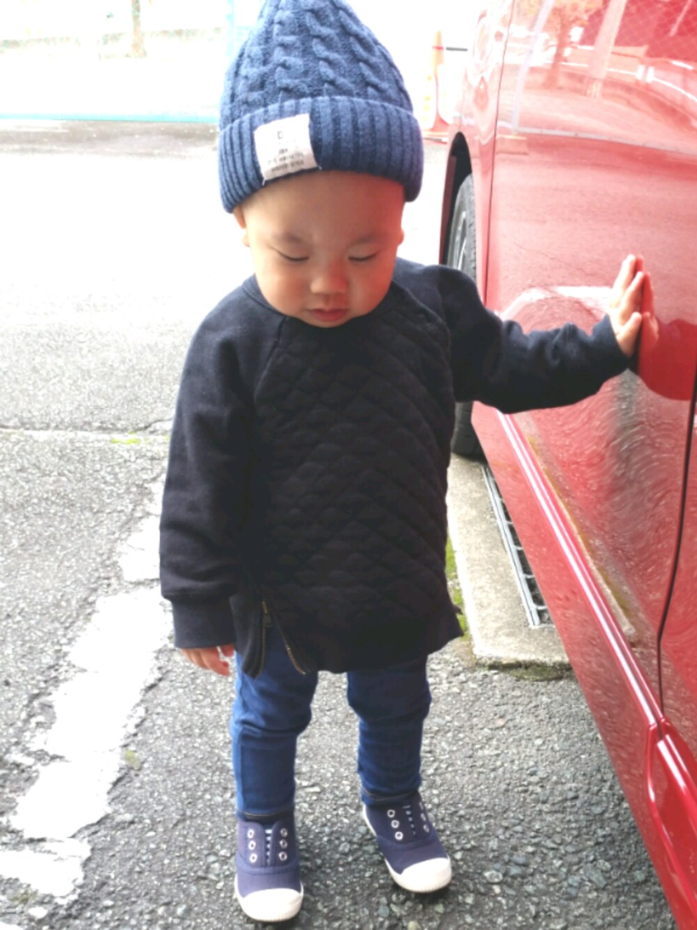 「1歳、男の子コーデ、秋のコーデ、1歳3ヶ月、デニム、ニット帽、シンプルコーデ、休日コーデ、黒、カジュアルコーデ」｜「Birthdayのアイテム（スニーカー、ブルー系）」を使った、kakiyukiさん（レディース・165cm）の秋コーディネートの1枚目の写真