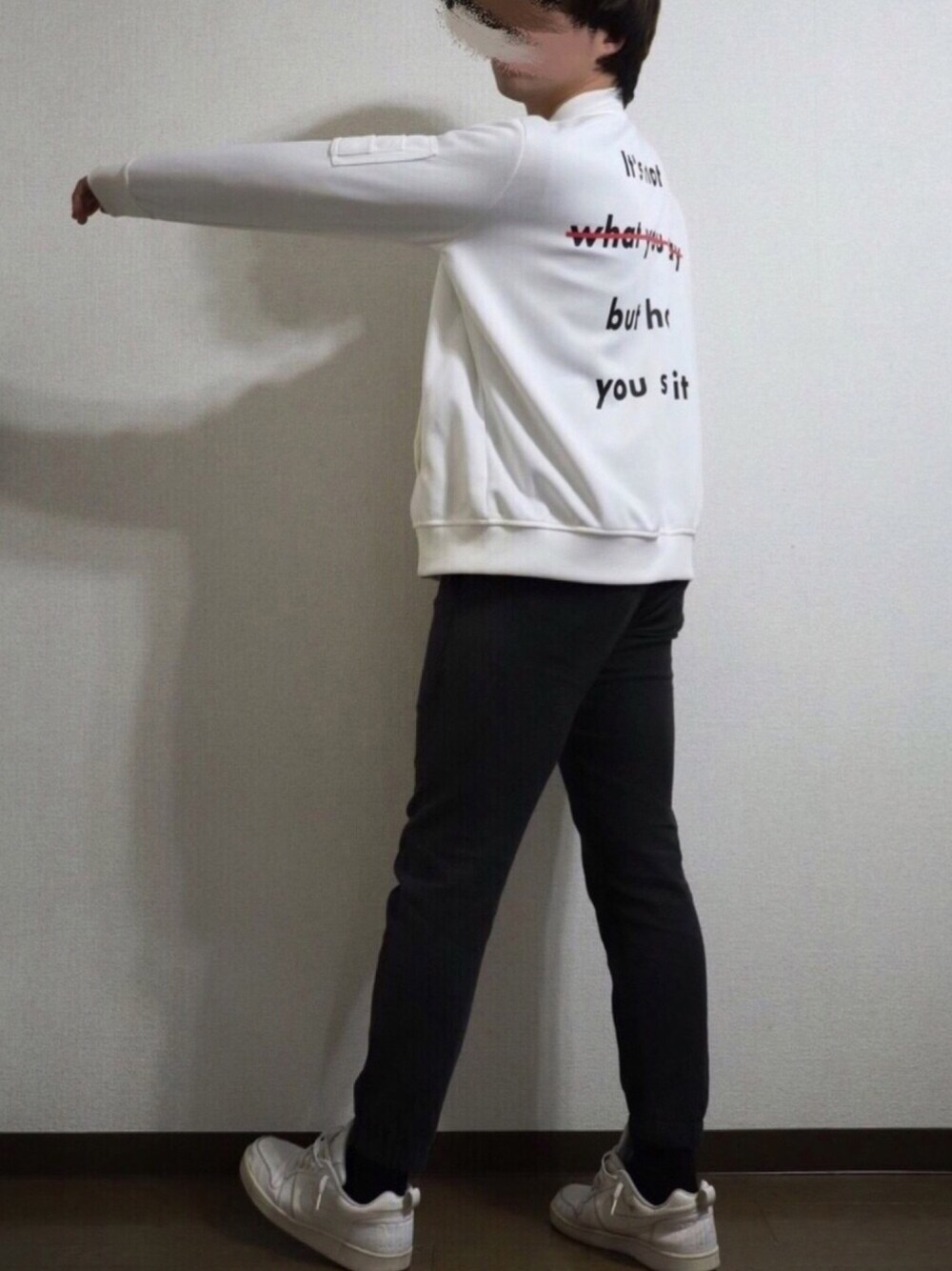 「おしゃれさんと繋がりたい、スニーカーコーデ、韓国ファッション、モノトーン、韓国、韓国好きな人と繋がりたい、韓国スタイル、いいね返し、相互フォロー、白黒」｜「しまむらのアイテム（ブルゾン、ホワイト系）」を使った、りょうさん（メンズ・174cm）の冬コーディネートの1枚目の写真