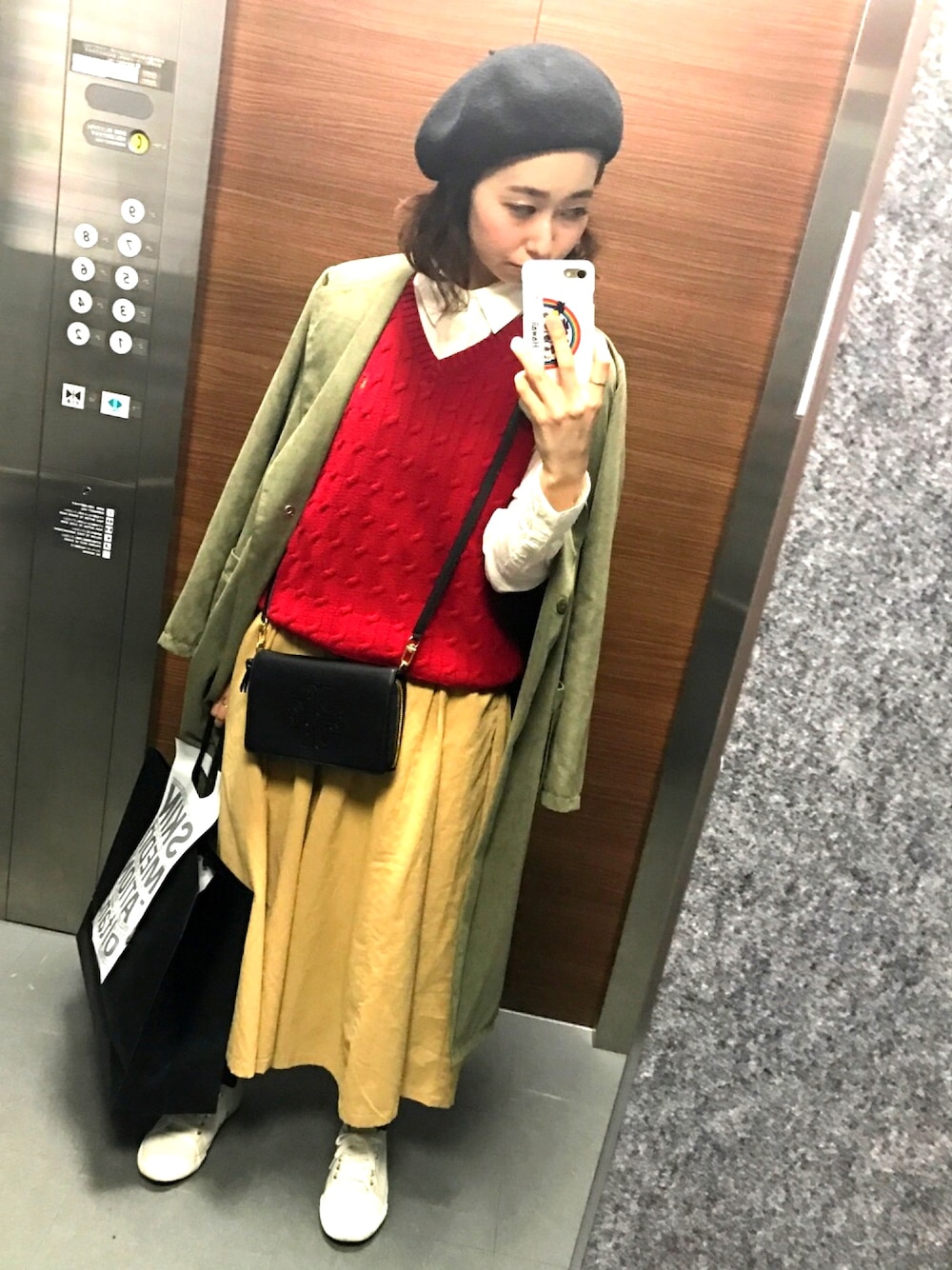 「ベレー帽、赤ベスト、モスグリーン×キャメル、カーキアウター、白シャツ×ニット、カジュアル、おさんぽ、富山」｜「MARGARET HOWELLのSOFT LEATHER（スニーカー、ホワイト系）」を使った、w i c kさん（レディース・157cm）の春コーディネートの1枚目の写真
