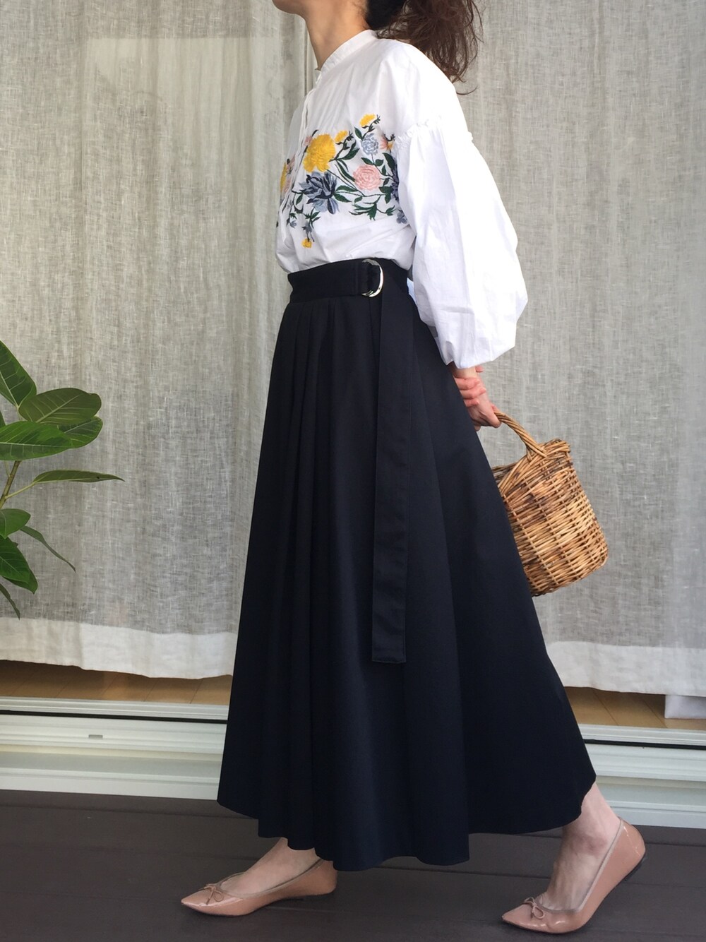 「オトナカジュアル、春、はるコーデ、ネイビー×ホワイト、シャツスタイル、刺繍、ロングスカート、スカート、シンプル、ペタンコ靴」｜「ZARAのアイテム（シャツ/ブラウス、ホワイト系）」を使った、misaさん（レディース・164cm）の冬コーディネートの1枚目の写真