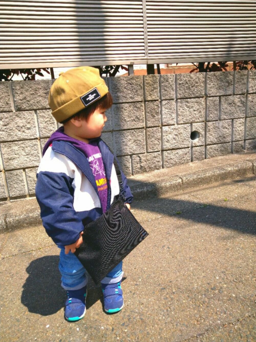 「1歳6ヶ月、1歳、キッズコーデ、むすこーで、kids、春コーデ、ショルダーバッグ、サコッシュ」｜「the otogibanashi supplyのアイテム（キャップ、ブラウン系）」を使った、ゆずゆずさん（キッズ・80cm）の春コーディネートの1枚目の写真