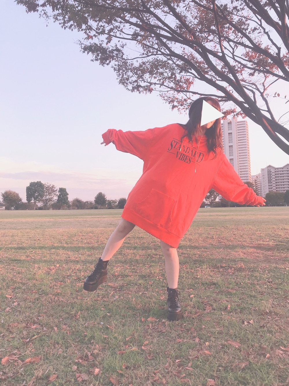 「夏焼雅」｜「MUDILAFのアイテム（パーカー、オレンジ系）」を使った、かなやんさん（レディース・153cm）の秋コーディネートの1枚目の写真