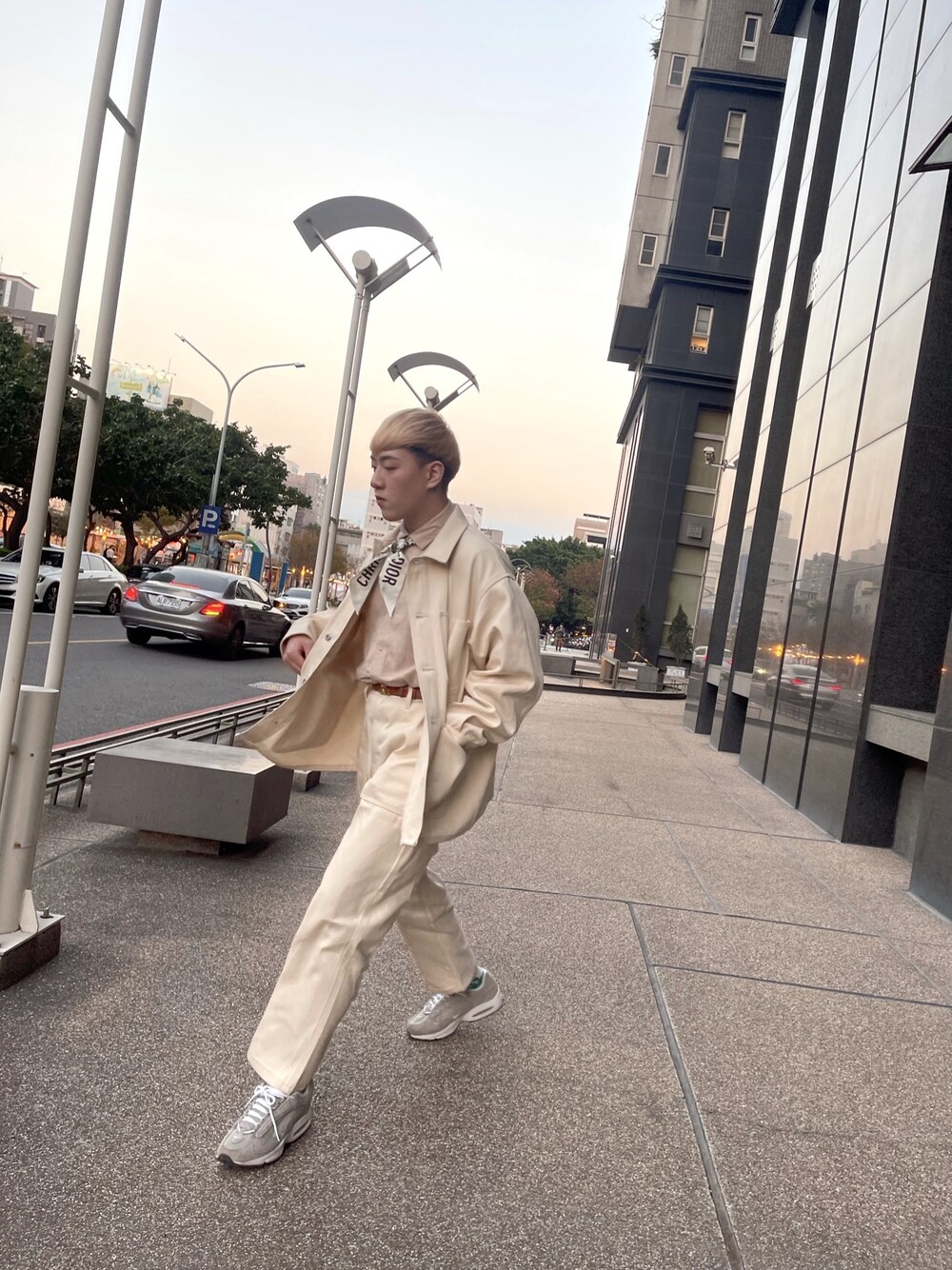 「ootd、街頭穿搭、日系極簡」｜「SENSE OF PLACE by URBAN RESEARCHのアイテム（デニムジャケット、ベージュ系）」を使った、勸Chenさん（メンズ・172cm）の春コーディネートの1枚目の写真