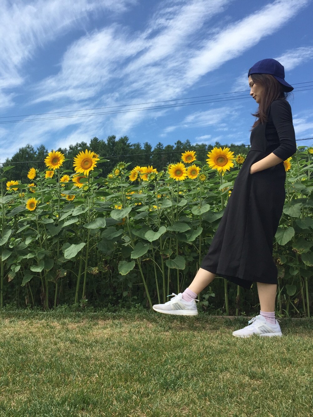 「adidasのアイテム（シューズ、ホワイト系）」を使った、陳小慈さん（レディース・163cm）の秋コーディネートの1枚目の写真