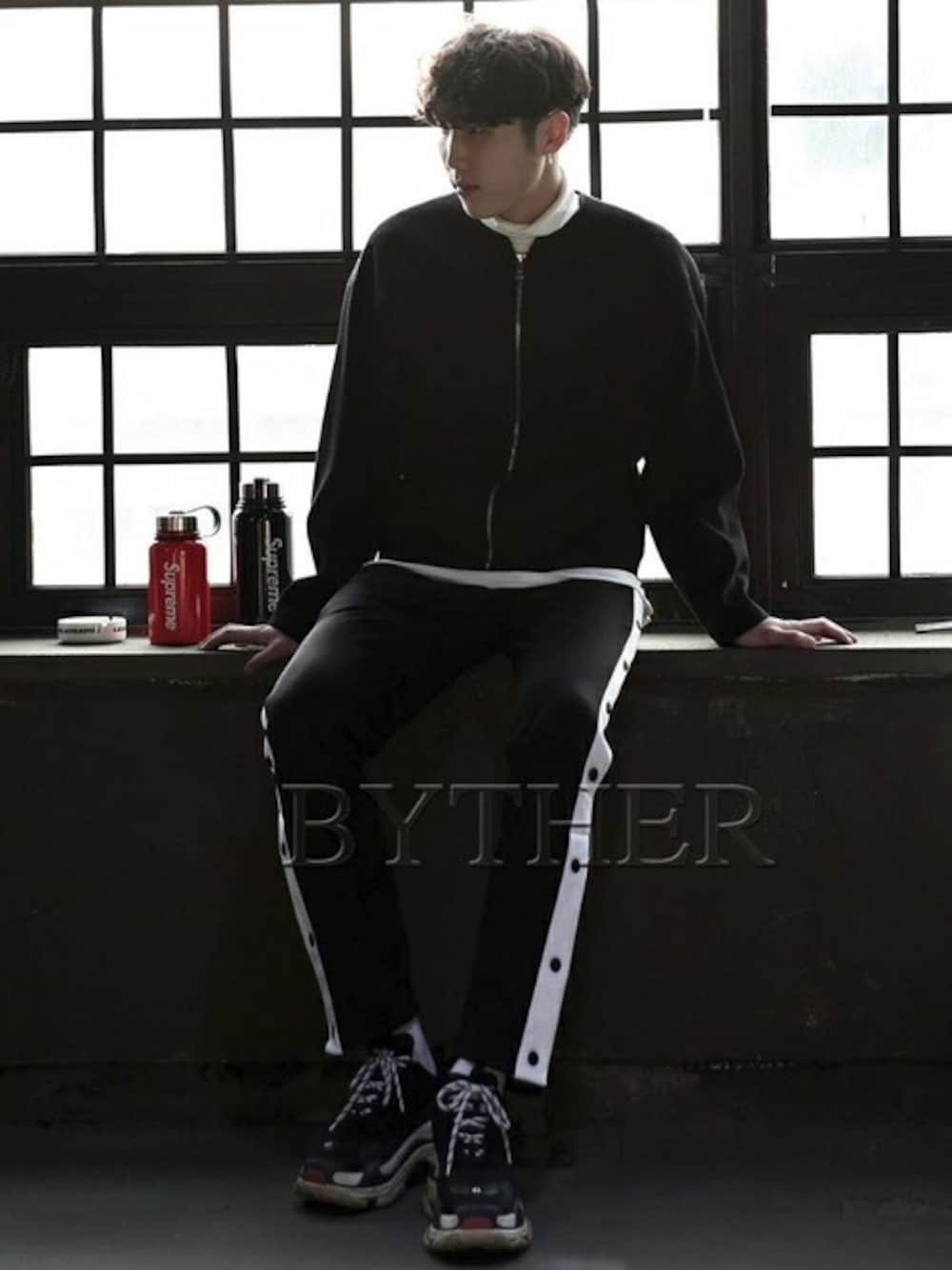 ホワイト系のTシャツ/カットソー、ブラック系のノーカラージャケット、ホワイト系のその他パンツを着用したメンズの秋コーディネートの1枚目の写真