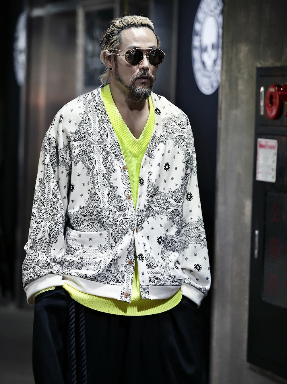 ホワイト系のカーディガン/ボレロ、その他のニット/セーターを着用したメンズの冬コーディネートの1枚目の写真