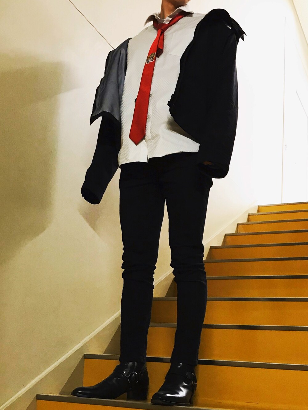 「冬コーデ、ブラック、お洒落さんとつながりたい、シンプルコーデ、ootd、GUCCI、Saint Laurent、モード、THE NORTH FACE、大人カジュアル」｜「GUCCIのアイテム（ネクタイ、レッド系）」を使った、まるさん（メンズ・178cm）の冬コーディネートの1枚目の写真