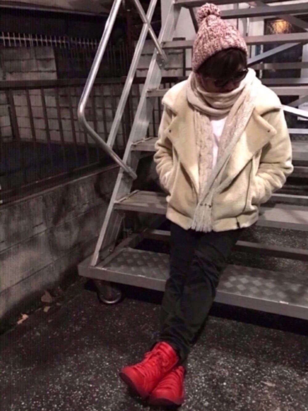 ベージュ系のライダースジャケット、グリーン系のパンツ、ホワイト系のその他アウターを着用したメンズの冬コーディネートの1枚目の写真