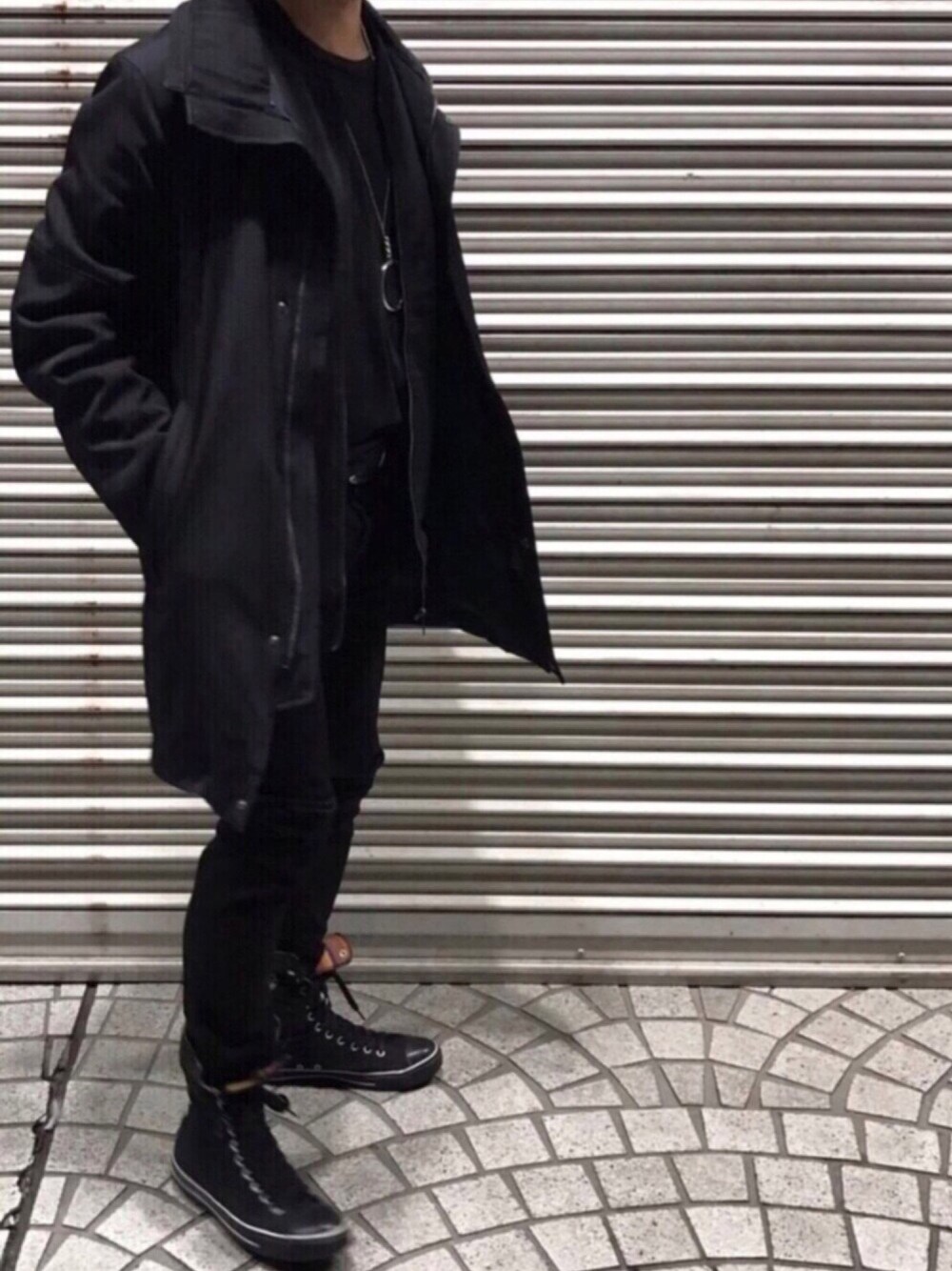 ブラック系のスニーカー、ブラック系のジャケット/アウター、その他のデニムパンツを着用したメンズの冬コーディネートの1枚目の写真