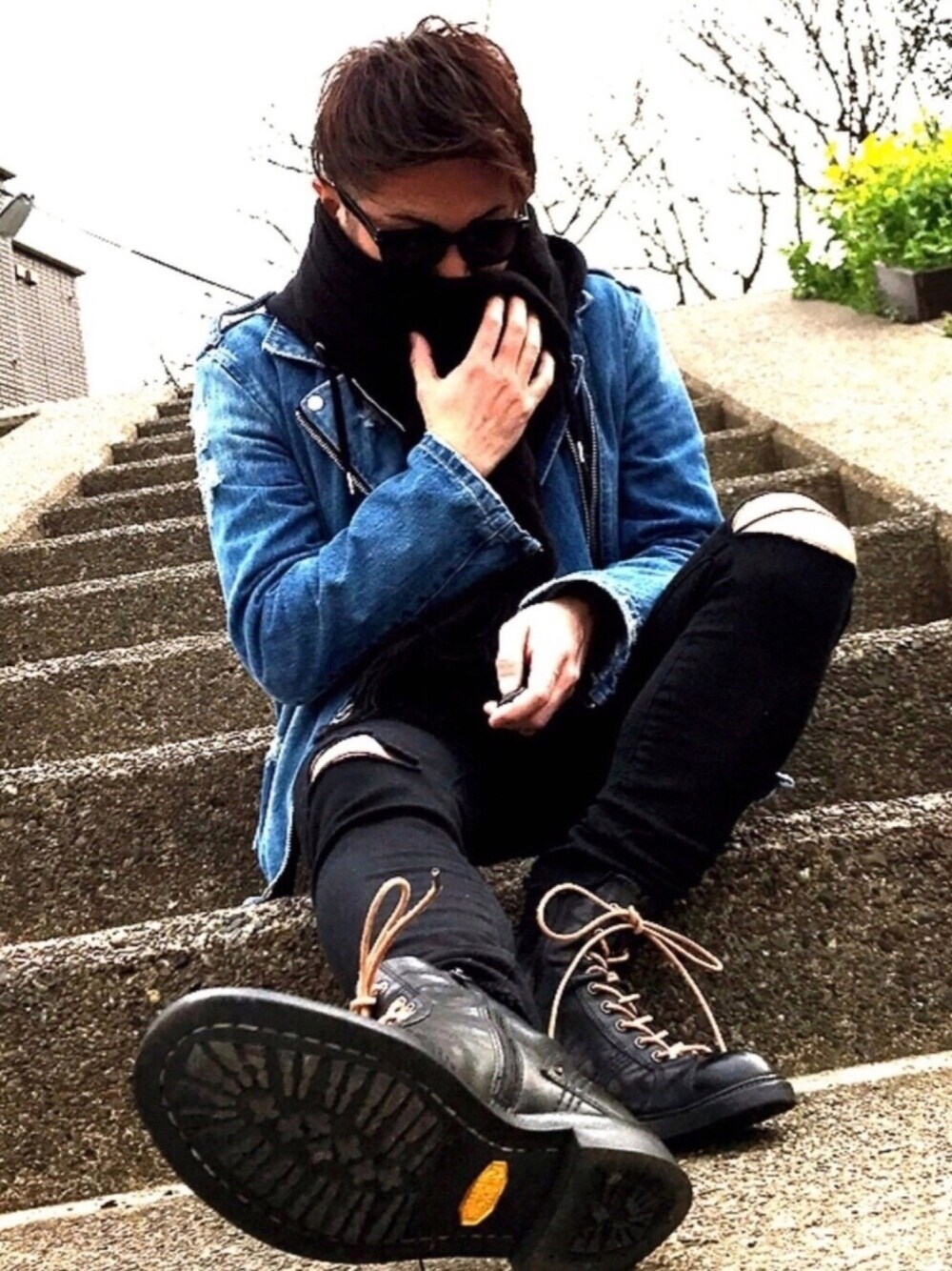 ブルー系のライダースジャケット、ブラック系のその他パンツ、ブラック系のブーツを着用したメンズの春コーディネートの1枚目の写真