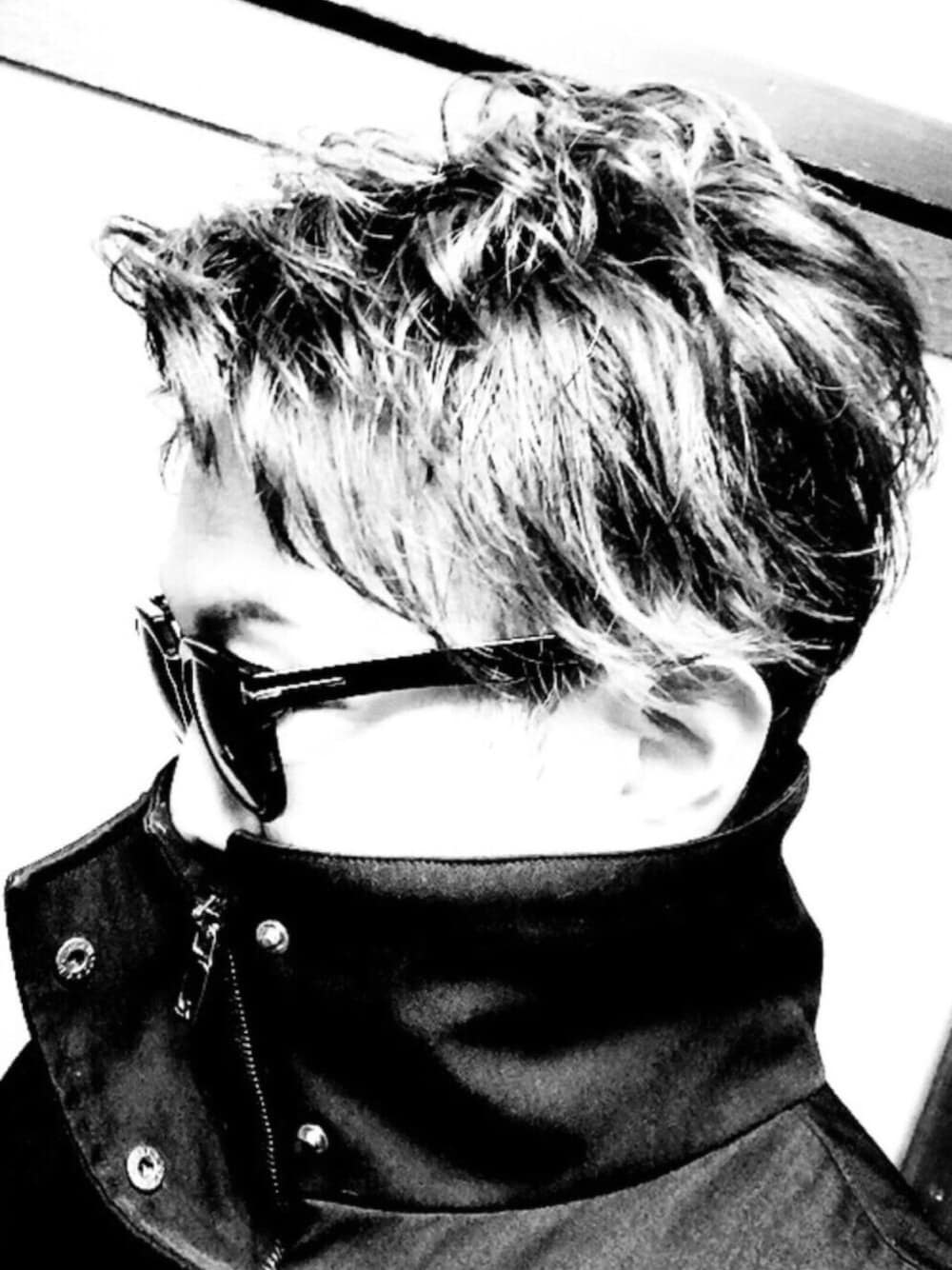 ブラック系のその他アウター、ブラック系のサングラス、ブラック系のサングラスを着用したメンズの春コーディネートの1枚目の写真