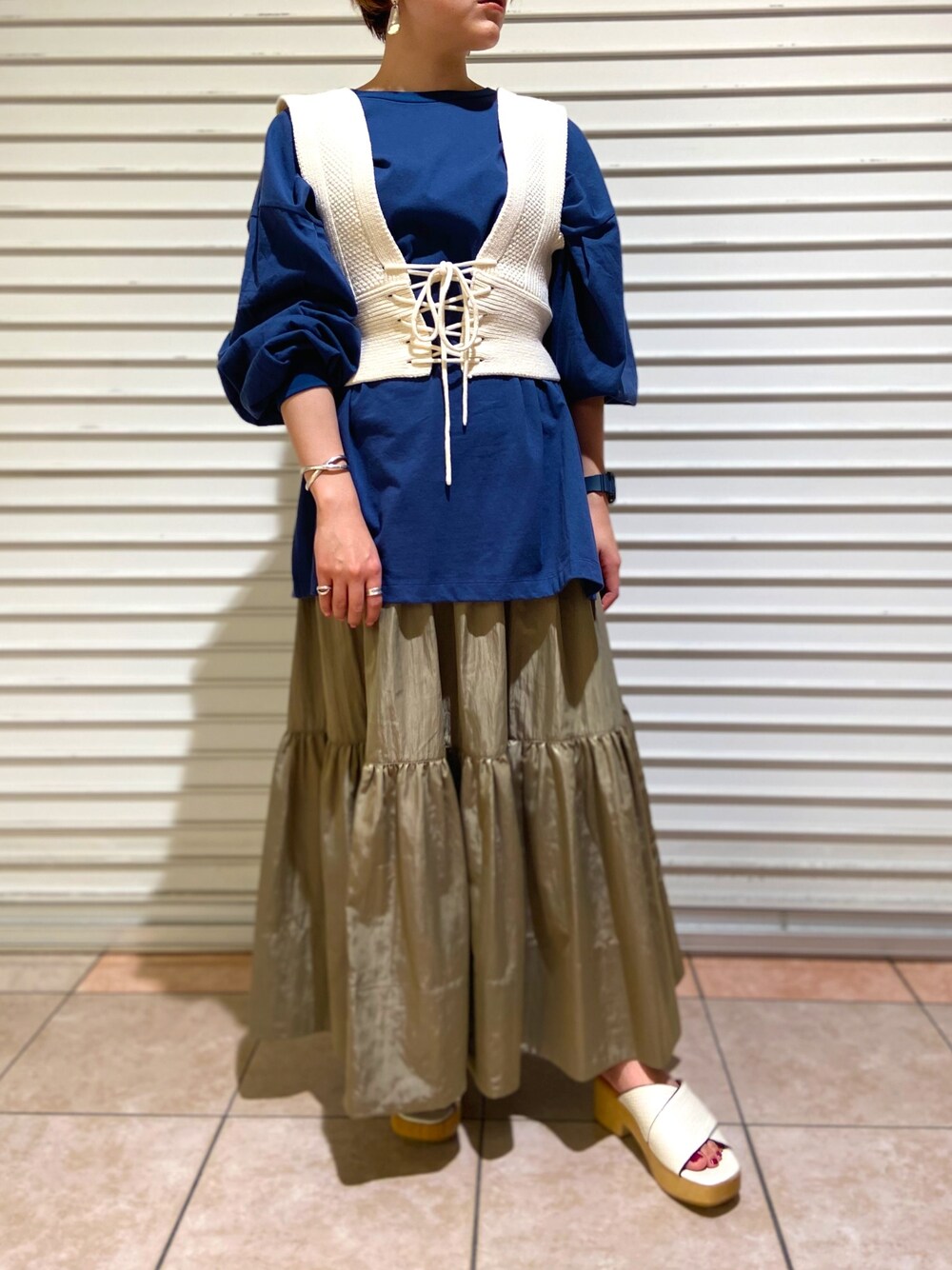 「ciaopanic、春コーデ、大人カジュアル、ビスチェ、ロンT、ロングスカート、RACHEL COMEY」｜「CIAOPANICの【追加生産/新色登場】前後2wayニットビスチェ（ベスト、ホワイト系）」を使った、しまだ　りほさん（レディース・155cm）の春コーディネートの1枚目の写真