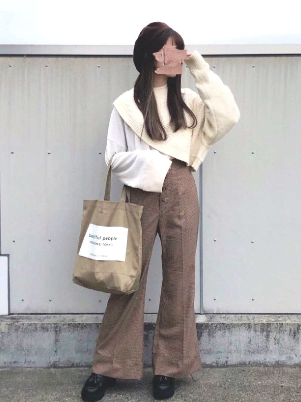「低身長コーデ、秋のコーデ、大人コーデ、ベレー帽、ニットコーデ、白ニット、チェックパンツ、フレアパンツ、ハイウエスト、トートバッグ」｜「select MOCAのランダムデザインワンショルダーニット/アシンメトリードロップショルダー厚手ニット（ニット/セーター、ホワイト系）」を使った、mero *さん（レディース・155cm）の秋コーディネートの1枚目の写真