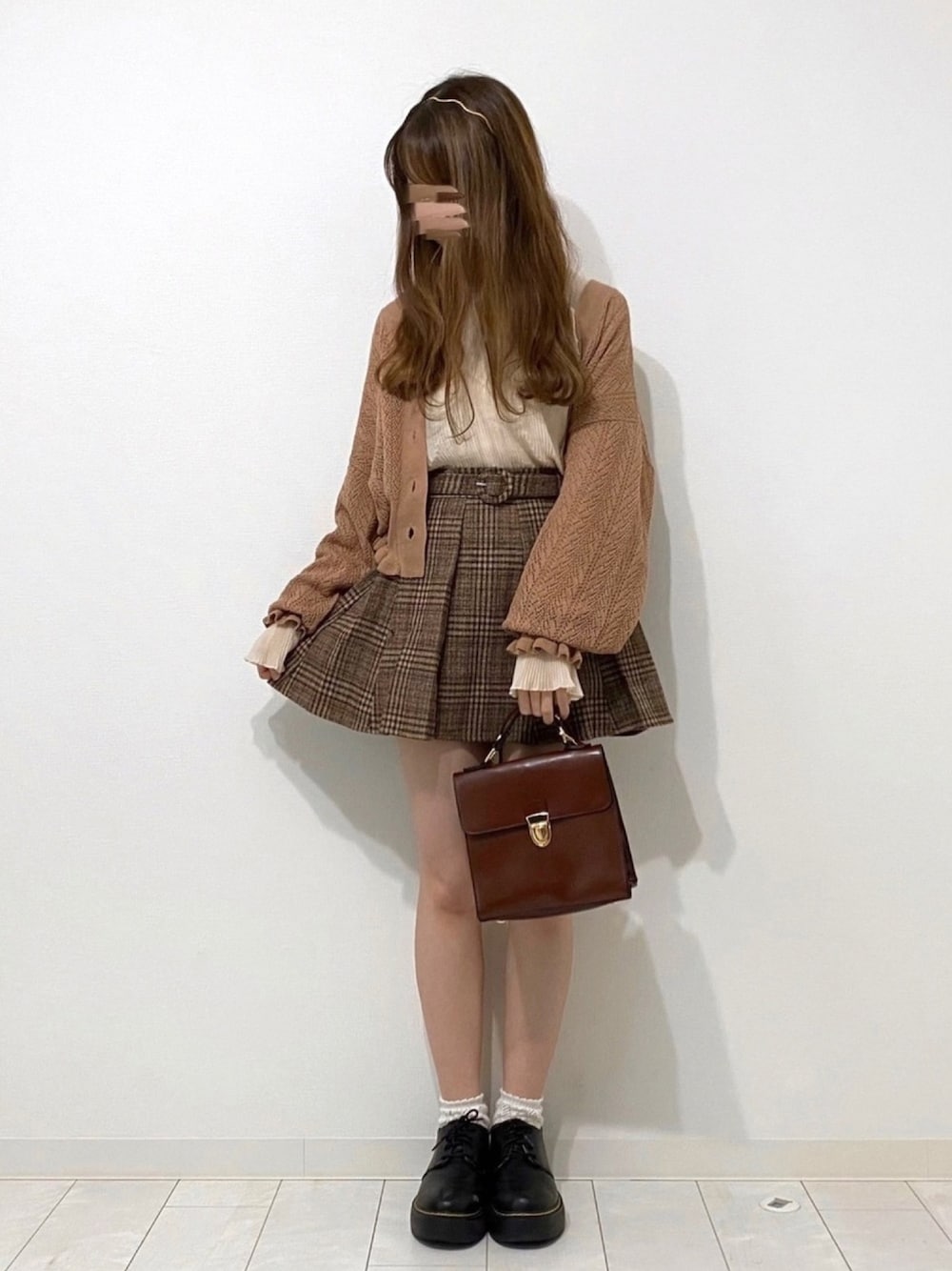 「プチプラコーデ、大人ガーリー、プリーツスカート、休日スタイル、ガーリー、くすみピンク、ブラウス、チェック、チェックスカート、カチューシャ」｜「WEGOのWEGO/【4点セット】メタルカチューシャ（カチューシャ、ゴールド系）」を使った、mero *さん（レディース・155cm）の春コーディネートの1枚目の写真