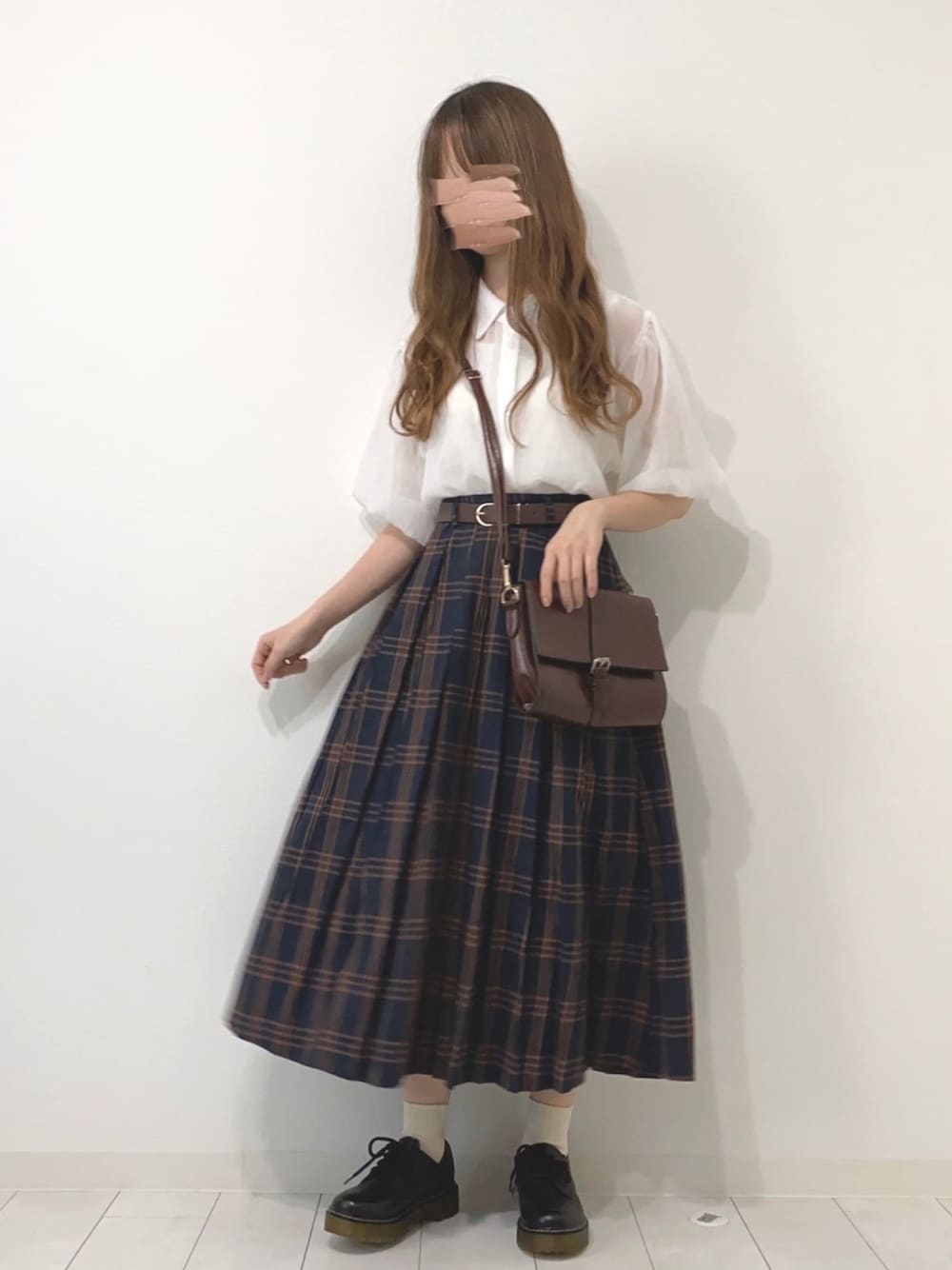 「夏、プチプラコーデ、雨の日コーデ、低身長コーデ、大学生、ブラウス、シンプルコーデ、シンプル、シンプルスタイル、チェックスカート」｜「kutirの【タンクトップセット】シアークリンクルブラウス（シャツ/ブラウス、ホワイト系）」を使った、mero *さん（レディース・155cm）の夏コーディネートの1枚目の写真