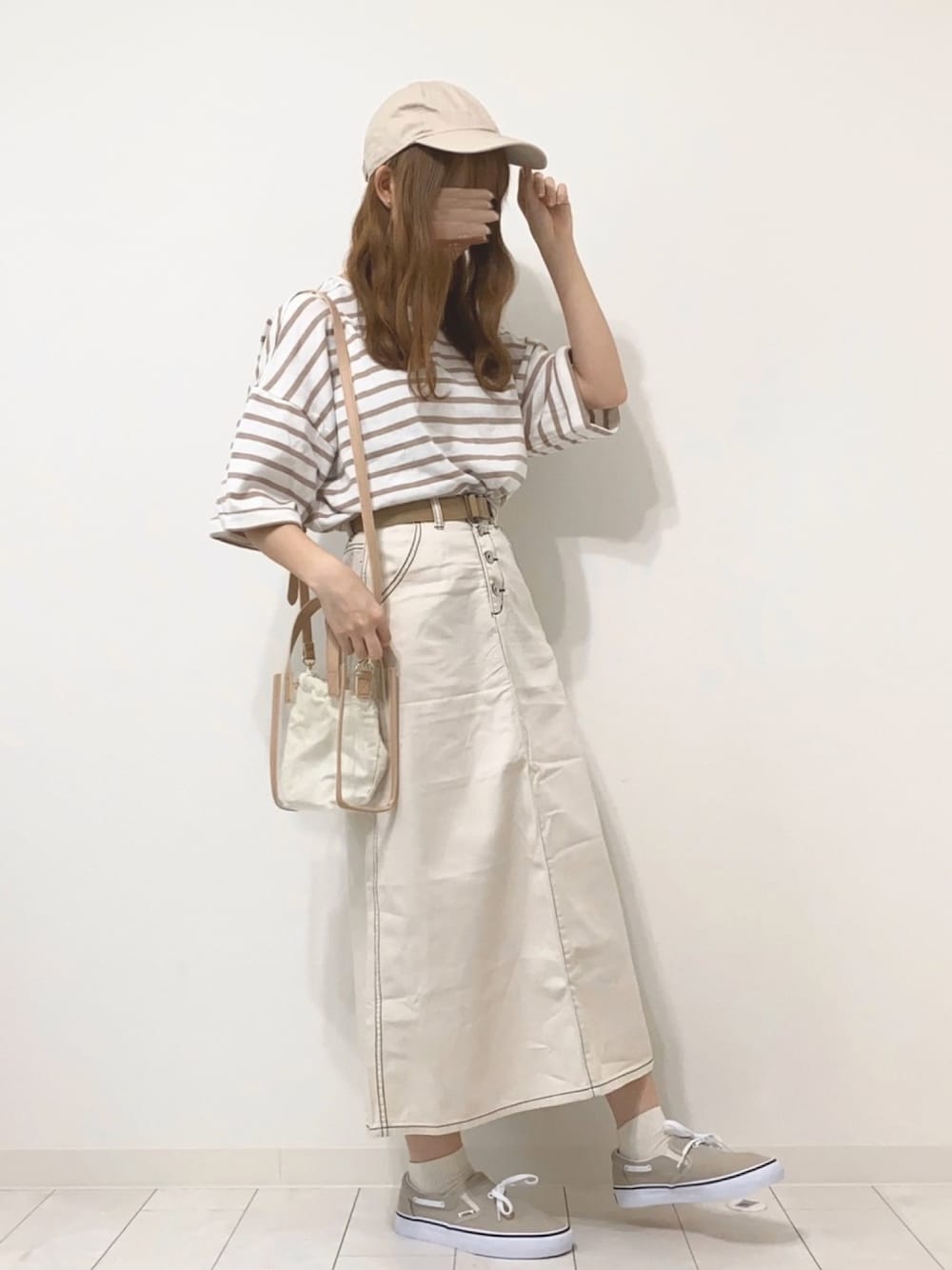 「ラフコーデ、シンプル、ベージュ、GU、デート、クリアバッグ、スニーカー、ホワイトコーデ、ボーダートップス、キャップ」｜「apres jourのロールアップボーダーＴ【ZOZOTOWN限定アイテム】（Tシャツ/カットソー、ホワイト系）」を使った、mero *さん（レディース・155cm）の夏コーディネートの1枚目の写真