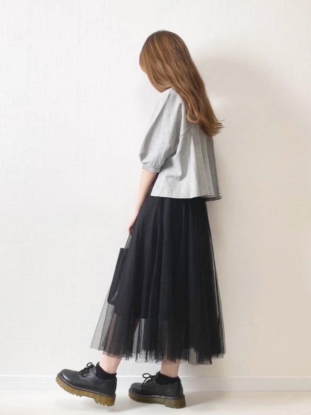 「シンプルコーデ、夏コーデ、低身長コーデ、モノトーンコーデ、Tシャツ、チュールスカート、夏、ショート丈トップス、今日のコーデ、デート」｜「SNIDELのフレアカットトップス（Tシャツ/カットソー、グレー系）」を使った、mero *さん（レディース・155cm）の夏コーディネートの1枚目の写真